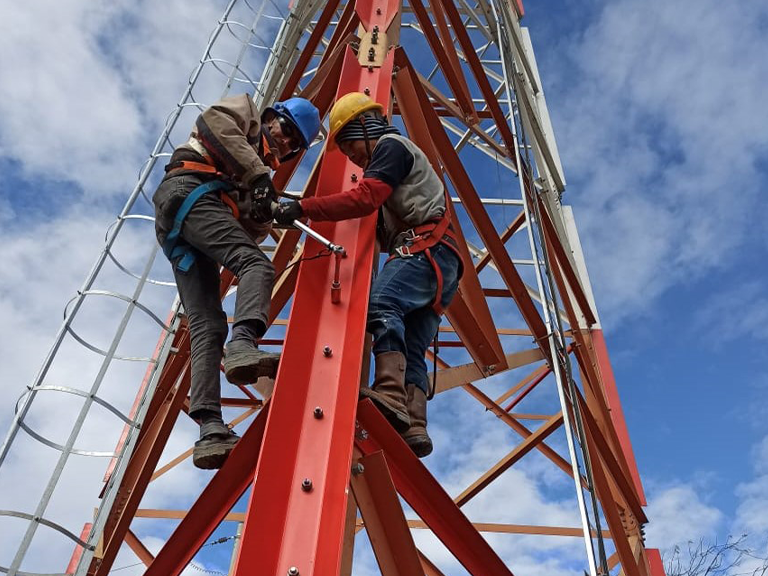 Técnicos de MPC en Torre de Telecomunicaciones